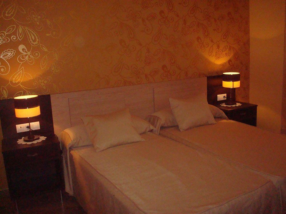 Hotel Los Chiles Villanueva Del Arzobispo Exteriör bild
